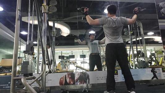 練二頭肌的王牌動作，什么動作最鍛煉二頭肌和三頭肌