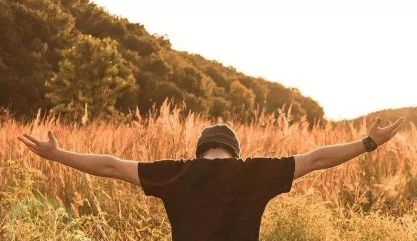 怎樣判斷男人已經(jīng)放下一段感情了，男人放下一段感情的5個(gè)表現(xiàn)