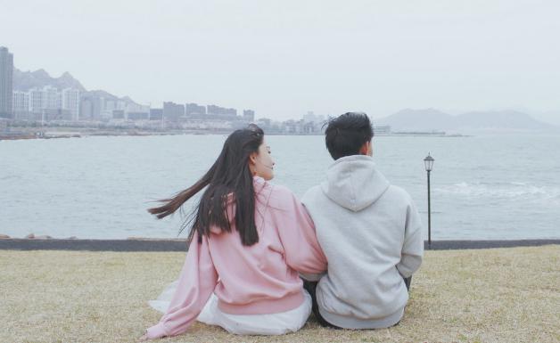 女生喜歡你的反常舉動(dòng)，怎樣的對(duì)視是暗戀