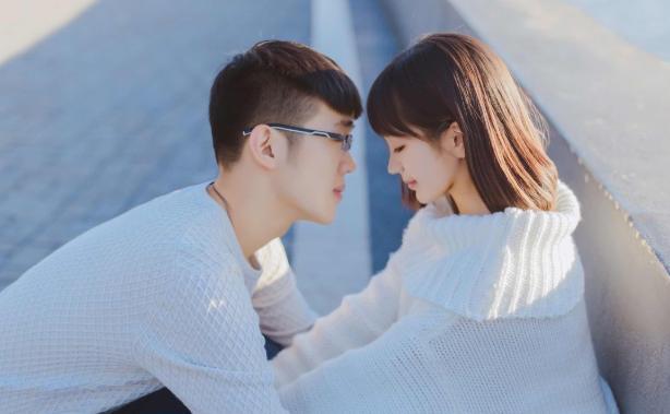 女生喜歡你的反常舉動(dòng)，怎樣的對(duì)視是暗戀