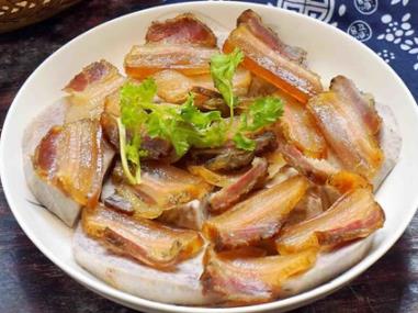 臘肉直接蒸還是用水煮，臘肉炒什么配菜好吃