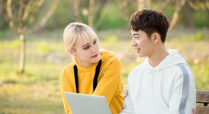 如何感應一個人想你了，男生喜歡你的小動作