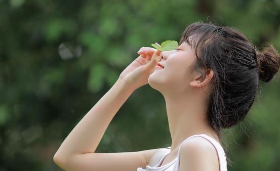 如何判斷女人動心了，從哪些細節(jié)判斷中年女人對你動心了