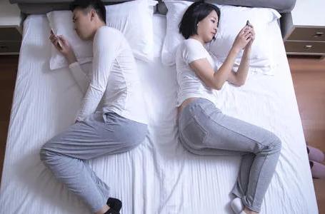 夫妻冷戰(zhàn)男人和女人有什么不同，高情商女人如何應(yīng)對(duì)老公的冷戰(zhàn)