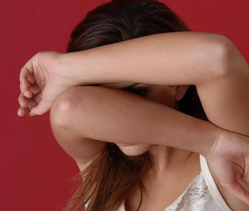 女人暗示你親近她表現(xiàn)，女人對(duì)你有戲表現(xiàn)