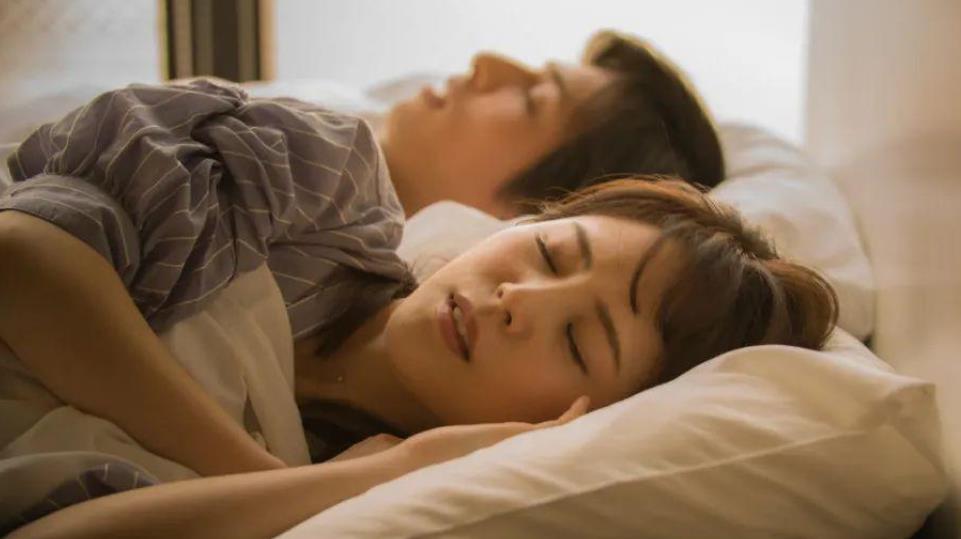 夫妻晚上互相摟著睡好嗎，夫妻長(zhǎng)期分床睡還有感情嗎