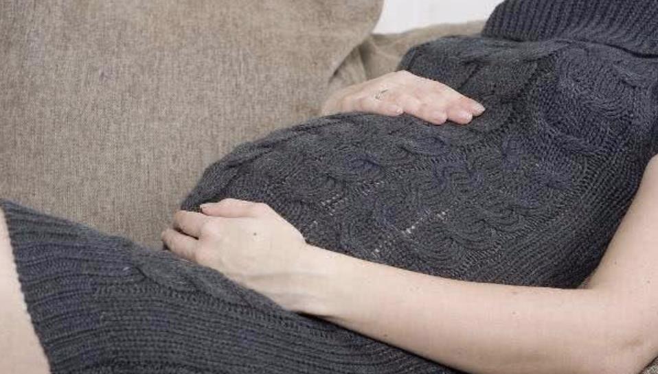  女人讓異性撫摸肚子表示什么心理