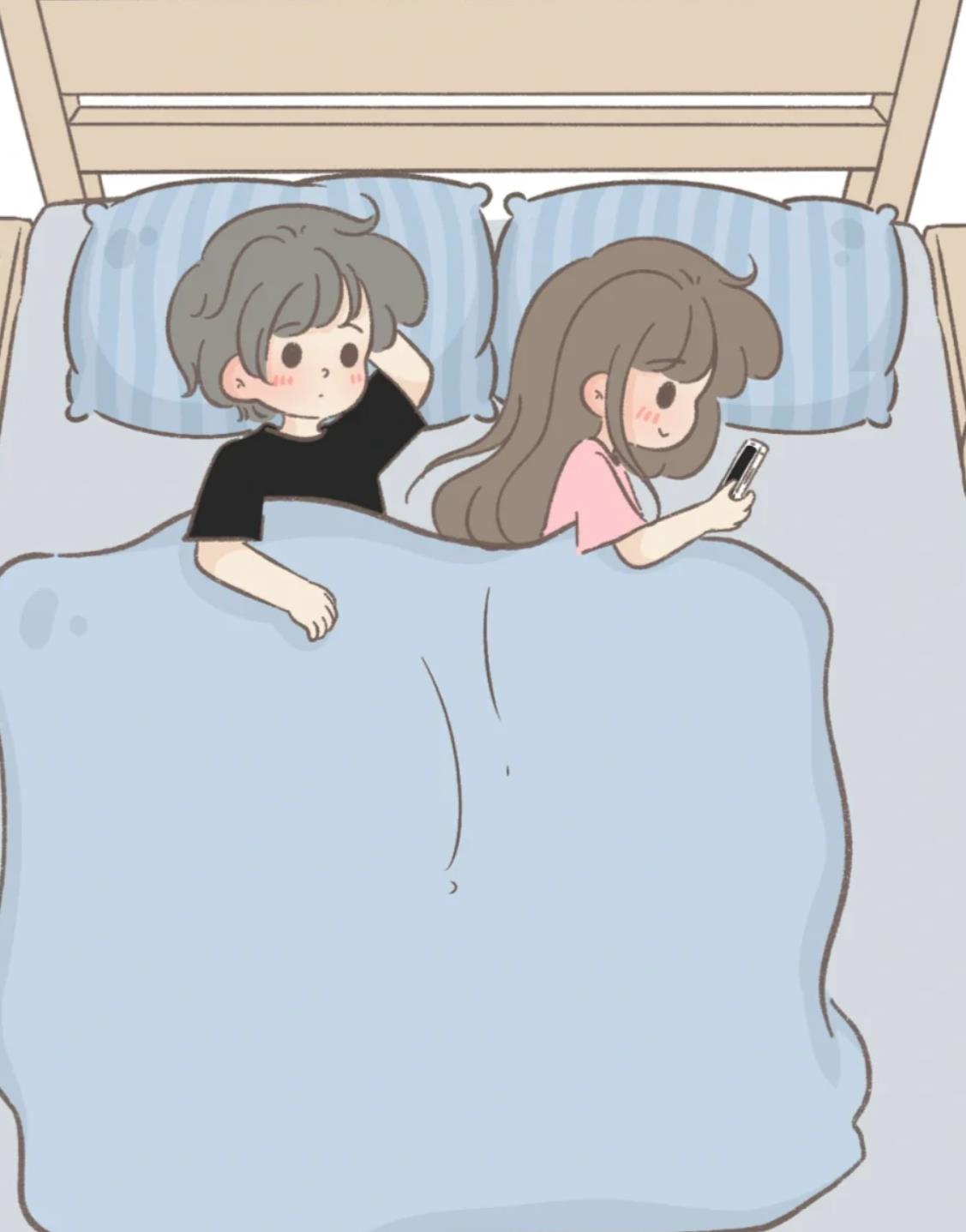 夫妻晚上在床上躺著玩手機圖片